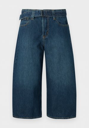 Φαρδιά σκούρα μπλε τζιν σορτς με θηλιές για ζώνη, μπροστινές τσέπες και κούμπωμα με κουμπί.