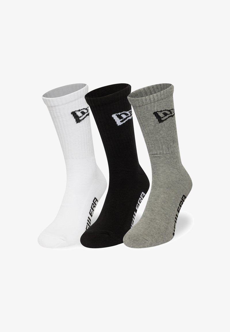 Tres pares de calcetines de tripulación: blancos, negros y grises. Textura acanalada, con un logo en el lado y acentos de color contrastante en la parte superior.