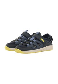 Scarpe da ginnastica navy e grigie con tomaia in rete, lacci elastici e cinturino in velcro. Caratterizzate da una soletta imbottita con accenti gialli.