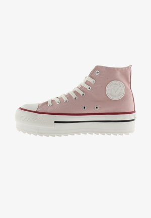 Baskets montantes en toile rose avec une semelle en caoutchouc texturé, ornées de lacets blancs, d'une patch logo rond et d'une bande noire contrastante.