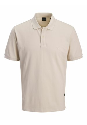 Polo beige à manches courtes avec patte de boutonnage à deux boutons, petit logo brodé sur la poitrine et col, présenté sur fond blanc.