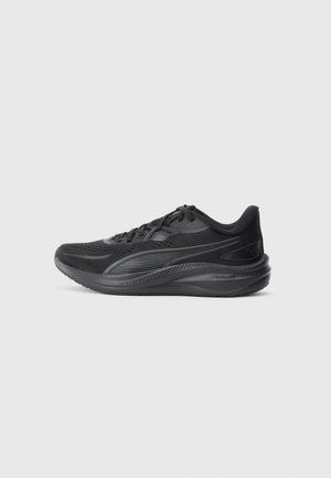 Baskets de course Puma noires avec tige en mesh, fermeture à lacets, semelle intermédiaire rembourrée et semelle extérieure en caoutchouc texturé, vue de côté sur fond blanc.