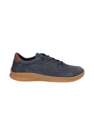 Zapato casual azul oscuro de piel con cordones, suela de goma marrón claro y parche marrón en el talón, vista lateral sobre fondo blanco.