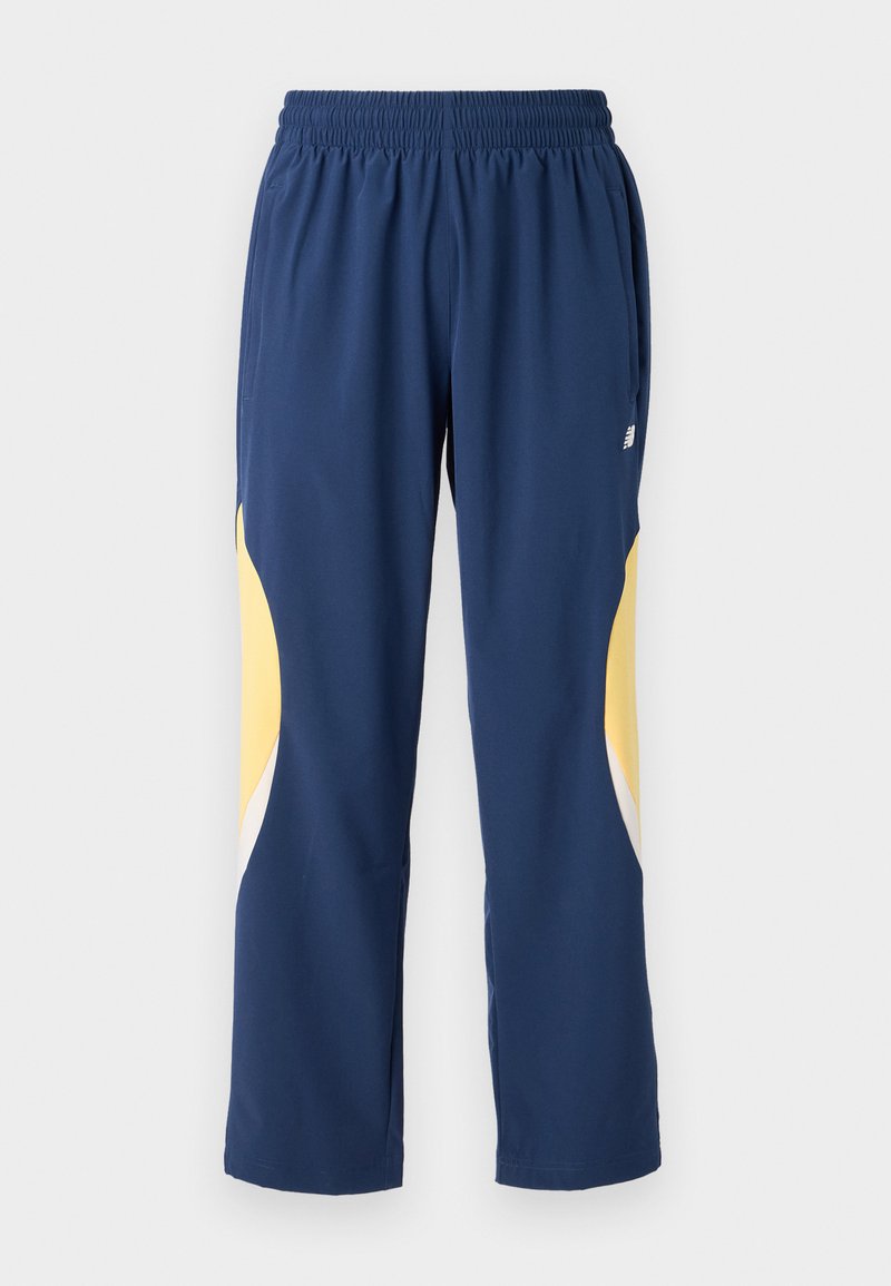 Pantaloni da jogging blu navy con vita elastica. Presentano accentuazioni curves gialle e bianche sui lati. Tessuto morbido e liscio.