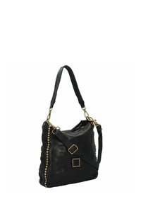 Borsa a mano in pelle nera con finitura testurizzata. Presenta borchie in tono oro lungo il lato, tracolla regolabile e un accento decorativo quadrato.