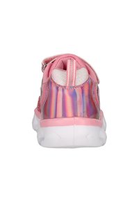 Rosa Sportschuh mit einem Mesh-Obermaterial und glänzenden irideszenten Akzenten. Verfügt über einen gepolsterten Schaft und eine Zunge sowie eine strukturierte weiße Sohle.