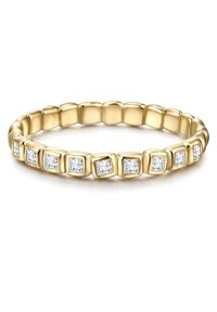 Zlati prstan z kvadratnimi povezavami, ki se izmenjujejo s prozornimi kubičnimi cirkoni, ima gladko, polirano teksturo in zaobljeno obliko.