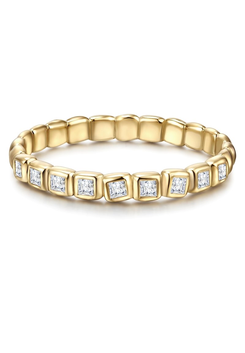 Zlati prstan z kvadratnimi povezavami, ki se izmenjujejo s prozornimi kubičnimi cirkoni, ima gladko, polirano teksturo in zaobljeno obliko.