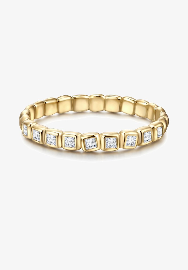 Zlati prstan z kvadratnimi povezavami, ki se izmenjujejo s prozornimi kubičnimi cirkoni, ima gladko, polirano teksturo in zaobljeno obliko.