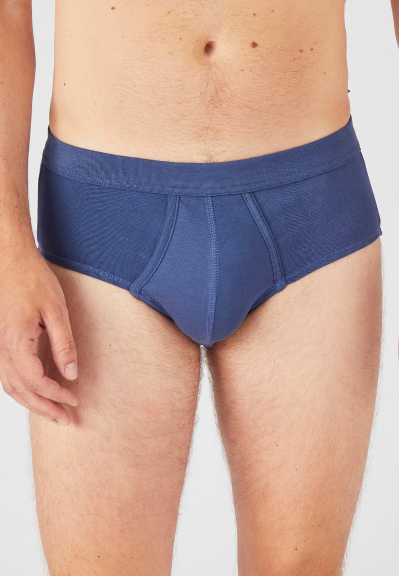 Marineblauwe herenbrief van zachte katoenmix, met een snug fit, een gevormde voorkant en een elastische tailleband.