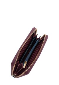 Portafoglio in pelle borgogna con zip dorata, presenta due scomparti e diversi slot per carte, finitura testurizzata, design compatto.