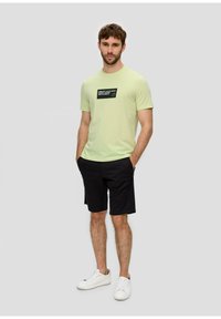 s.Oliver MIT FRONT - T-shirt print - limettengrün