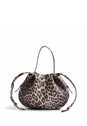 Borsa con stampa leopardata realizzata in tessuto morbido, caratterizzata da una forma arrotondata, chiusura a coulisse e due tracolle laterali regolabili per il trasporto.