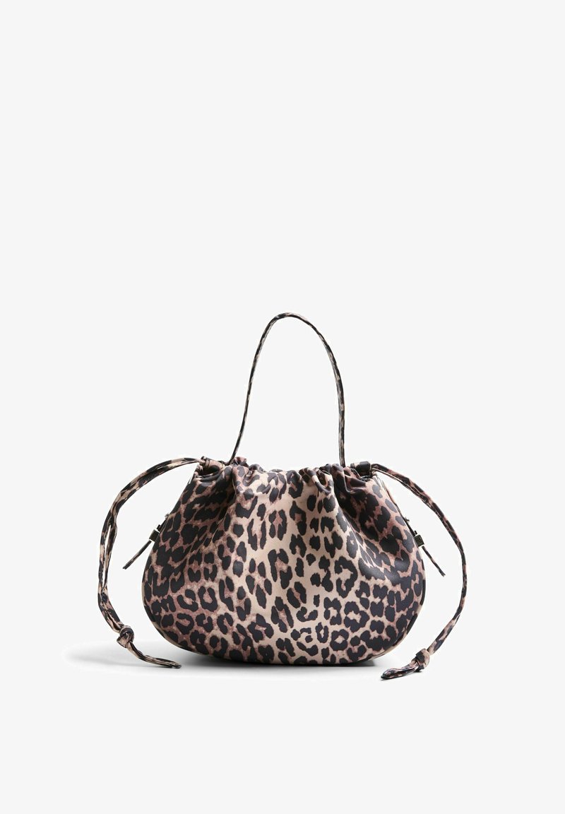 Torba v leopardjem vzorcu, izdelana iz mehkega materiala, s zaobljeno obliko, z oblačilnim zapiranjem in dvema nastavljivima stranskima trakovoma za nošenje.