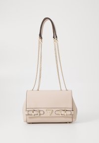 Beige læderhåndtaske med en struktureret form, der har en guldkæde-rem og to dekorative spænder. Tekstureret overflade og brandlogo som accent.