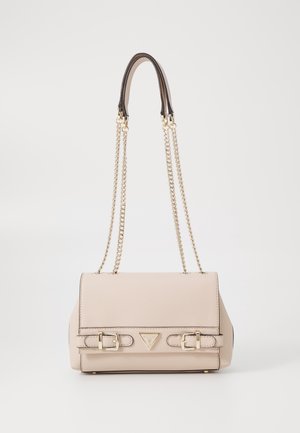 Beige nahkalaukku, jossa on jämäkkä muoto, kullanvärinen ketjuhihna ja kaksi koristeellista solkea. Pintakuviointi ja brändin logo korostavat laukkua.