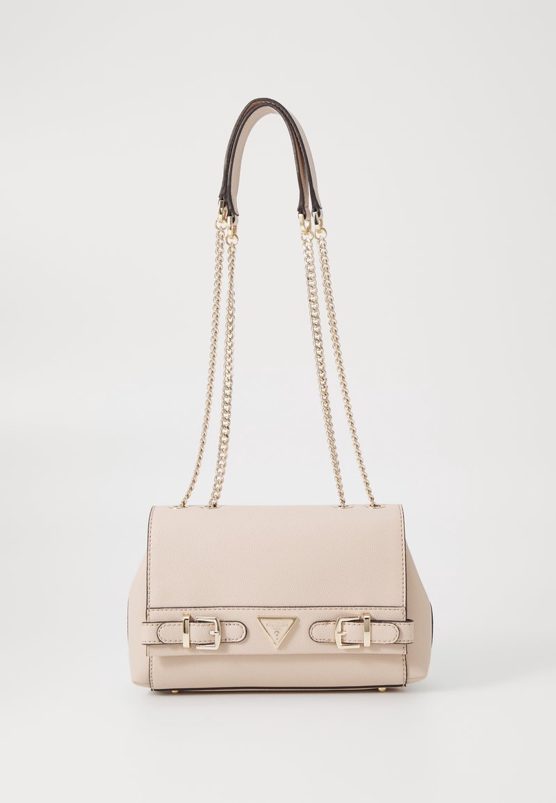 Beige læderhåndtaske med en struktureret form, der har en guldkæde-rem og to dekorative spænder. Tekstureret overflade og brandlogo som accent.