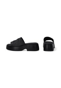 Zwarte platform slide sandalen met een soepel leren bovenwerk, ronde open teen, brede band en een dikke gevormde zool. Minimalistisch ontwerp.
