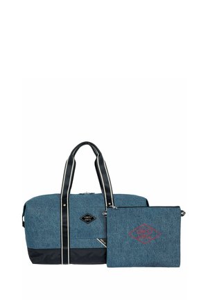 Blauer Stoff-Duffel mit schwarzem Boden und gestreiften Griffen, kombiniert mit passender Reißverschlusstasche mit rotem Logo.