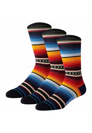 Drei bunte Sportsocken mit horizontalen Streifen in Schwarz, Blau, Gelb, Rot, Orange und Weiß, mit einem schwarzen Band mit weißen X-Mustern.