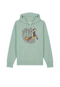 Muntgroene hoodie met een voorzak. Bevat een afbeelding van een skelet dat op een golf surft onder de zon, met accentkleuren in geel en bruin.
