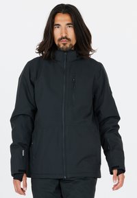 Svart vattentät jacka med hög krage, heldragkedja, bröstficka och justerbara ärmar. Slät textur, avslappnad design.