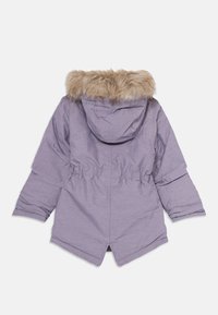 Parka d'hiver violet avec capuche à bordure en fausse fourrure, manches longues et taille froncée, présentée de dos sur fond blanc.