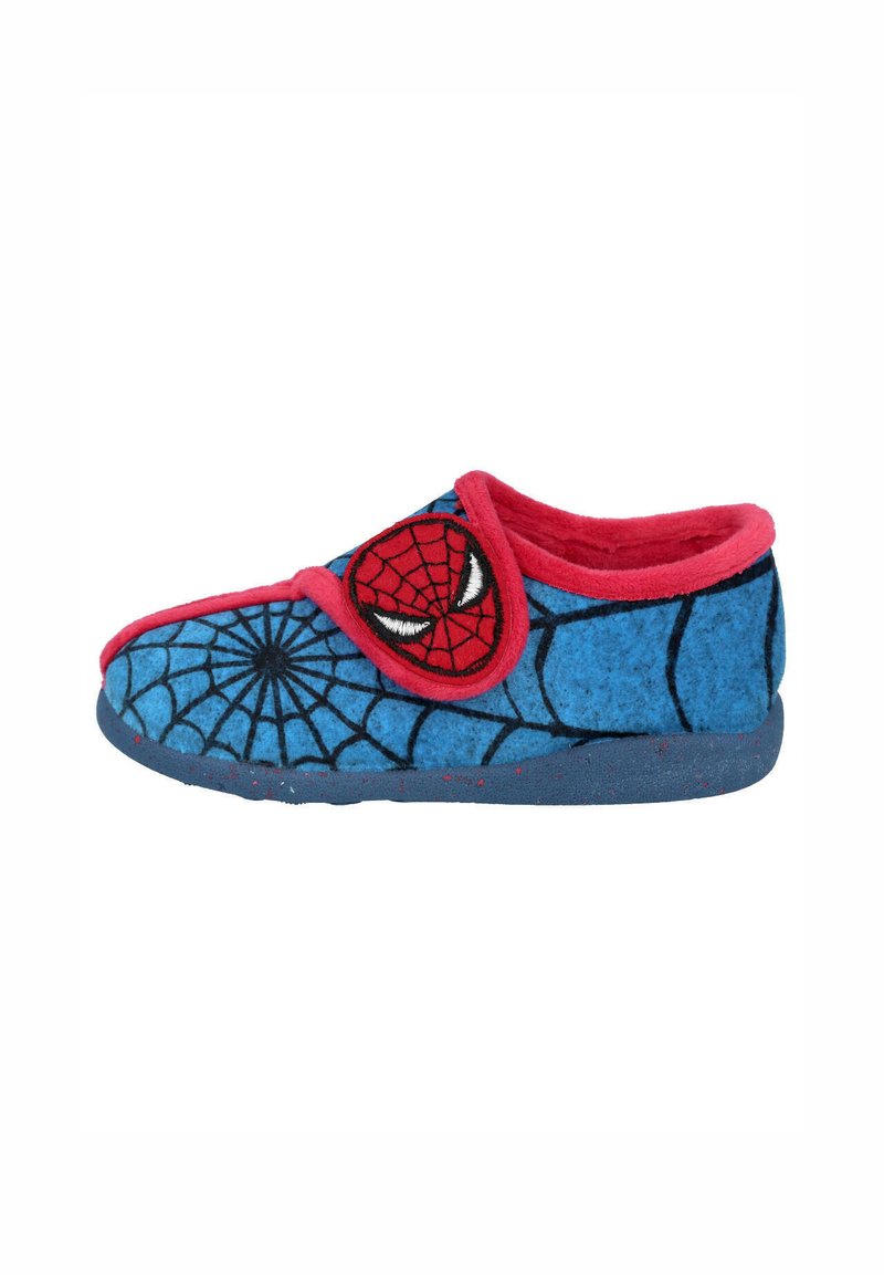 Zapatilla de felpa azul que presenta un emblema de araña roja, un diseño de telaraña negra y ribete rosa. Forma redondeada con una suela plana y texturizada.