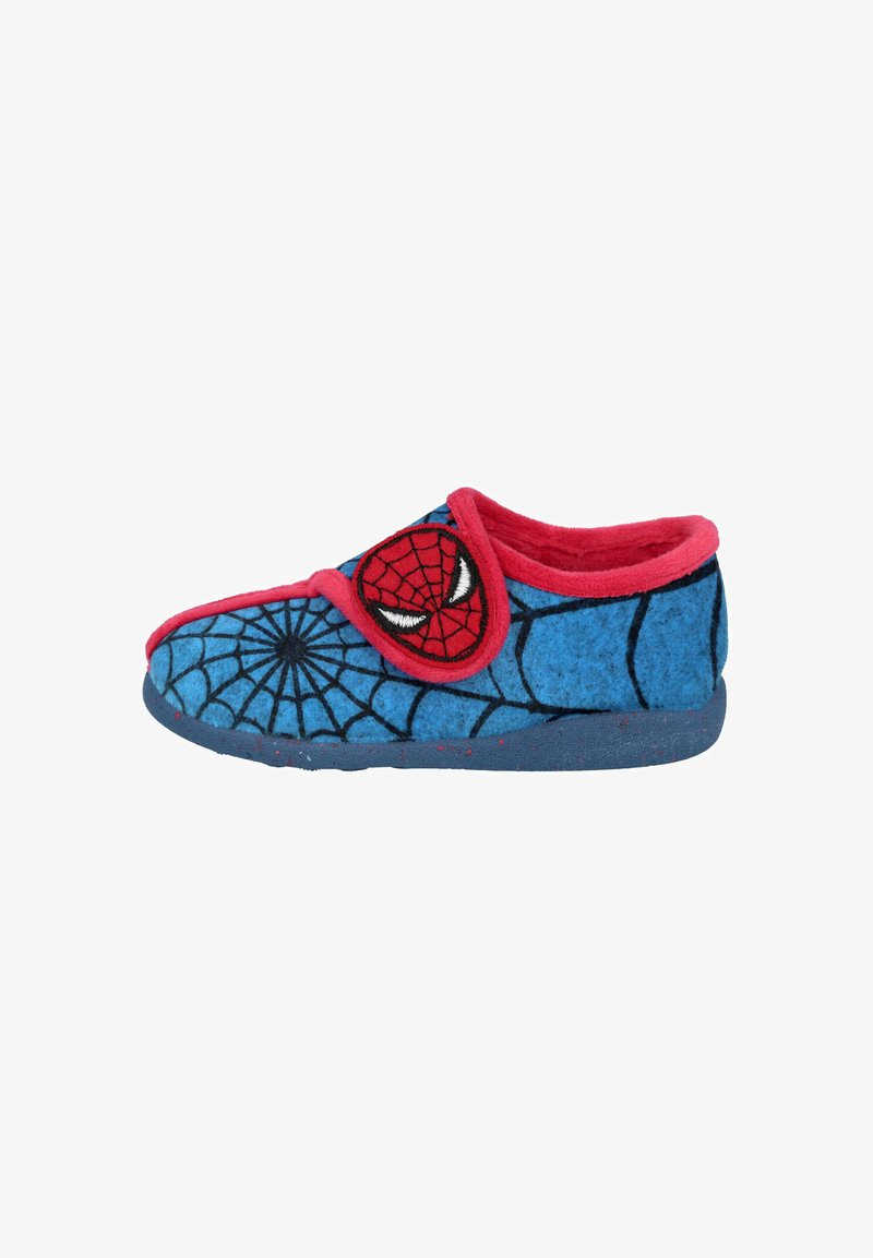 Zapatilla de felpa azul que presenta un emblema de araña roja, un diseño de telaraña negra y ribete rosa. Forma redondeada con una suela plana y texturizada.