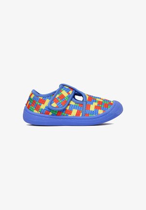 Scarpa per bambini con suola blu e tomaia in tessuto a blocchi multicolori, dotata di strap con chiusura a strappo e apertura laterale.