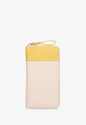 Porte-monnaie rectangulaire avec une section inférieure beige et une bande supérieure jaune, fermeture éclair, et une sangle de poignet jaune.