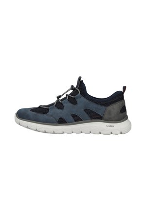 Chaussure de sport bleu marine et grise avec panneaux en mesh, lacets élastiques à bouton-pression et semelle blanche épaisse étiquetée « semelle légère », vue de profil.