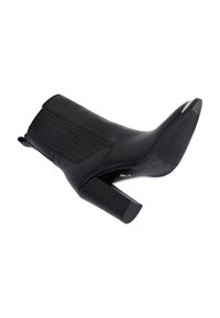 Botte de cheville en cuir noir avec un bout pointu, un design côtelé sur la tige et un large talon carré. Elle présente une fermeture éclair sur le côté et une texture lisse.