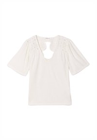 Blouse blanche avec manches courtes en forme de cloche, col en V profond et détails en dentelle complexe sur les épaules. Tissu doux et texturé.