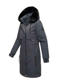 Pelēka parka ar mākslīgās kažokādas oderi kapucē, ar rāvējslēdzēju priekšpusē, auklām un vairākām kabatām. Ievērojamā iezīme ir teksturēta auduma un zīmola akcenti.