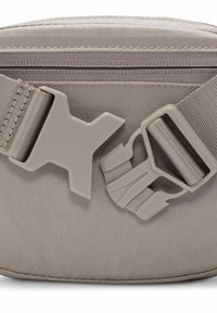 Grå tygbältesväska med en texturerad yta, en framfickasdragkedja och ett distinkt plastspänne med ett "X"-design.
