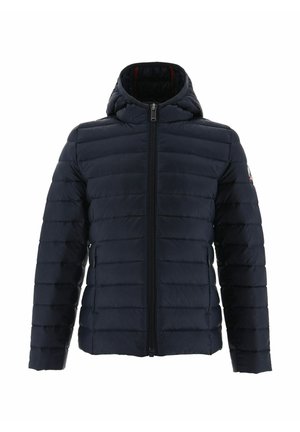 Giacca imbottita blu navy con cappuccio, caratterizzata da una texture a piè di giola orizzontale, chiusura frontale con zip e dettagli con logo sulla manica sinistra.
