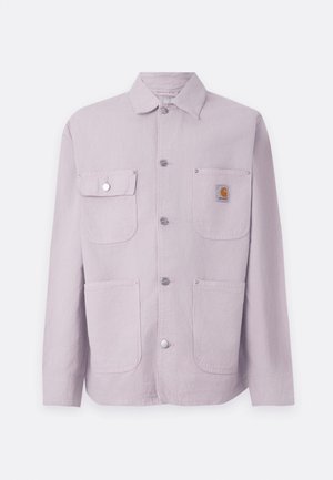 Lyslilla arbejdsjakke lavet af holdbart stof, med kraveskærm, to forlommer, trykknapper og et logo-patch på venstre lomme.