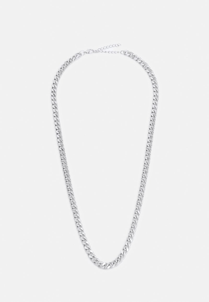 Collier en chaîne argentéeavec des maillons épais et entrelacés, doté d'une finition lisse et brillante et d'un fermoir pour un maintien sécurisé.