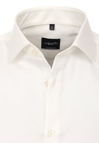 Biała koszula męska uszyta z gładkiego materiału, charakteryzująca się nowoczesnym krojem, spiczastym kołnierzykiem oraz czterema guzikami z metką Venti umieszczoną wewnątrz kołnierza.