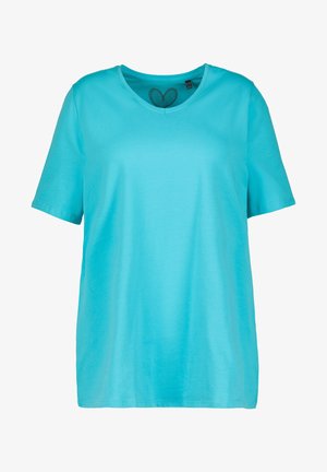 Turkusowa koszulka z krótkim rękawem z miękkiego materiału, z okrągłym dekoltem i luźnym krojem. Prosta, jednolita kolorystyka bez wzorów czy akcentów.