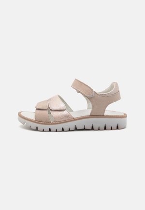 Lyse rosa sandaler med teksturert overflate, som har to justerbare stropper og en hvit, rufsete yttersåle for bedre grep og komfort.
