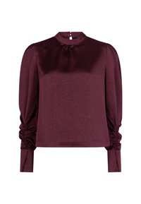 Bordeaux satijnen top met een hoge hals en gathered mouwen. Beschikt over een gestructureerd oppervlak en een sleutelgatsluiting aan de achterkant voor extra detail.