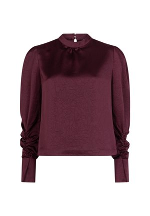 Bordeaux satijnen top met een hoge hals en gathered mouwen. Beschikt over een gestructureerd oppervlak en een sleutelgatsluiting aan de achterkant voor extra detail.