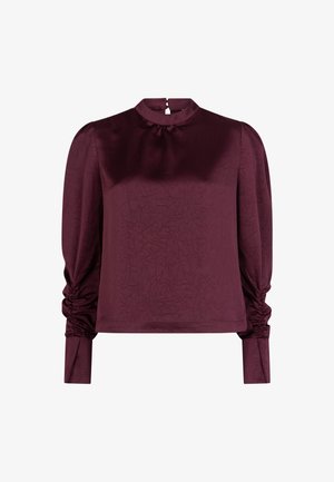 Bordeaux satijnen top met een hoge hals en gathered mouwen. Beschikt over een gestructureerd oppervlak en een sleutelgatsluiting aan de achterkant voor extra detail.