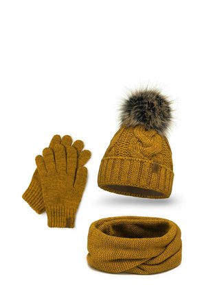 Mosterdgele gebreide muts met een nepleren pompom, bijpassende handschoenen en een gezellige, gestructureerde infinity-sjaal, allemaal gemaakt van warme, soortgelijke materialen.