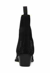 Svart mocka ankelsko med en texturerad baksida som har små svarta nitar, elastiska sidopaneler och en låg blockklack.