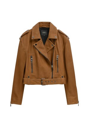 Brązowa krótka kurtka motocyklowa z szerokimi klapami, srebrnymi zamkami na kieszeniach i rękawach, zatrzaskami na kołnierzu i naramiennikach oraz paskiem w talii.
