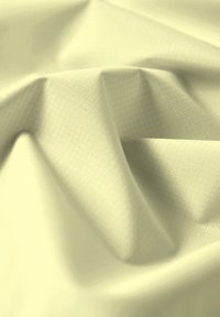 Weicher, blassgelber Stoff mit feiner Gitterstruktur, sanft gefaltet, um glatte, fließende Kurven und Schatten zu erzeugen.