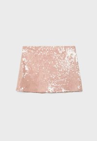 Mini-jupe rose clair couverte de sequins brillants avec un ourlet droit sur un fond gris clair uni.
